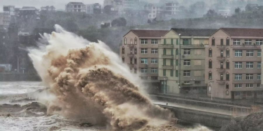 Wellen an der Küste der Stadt Taizhou