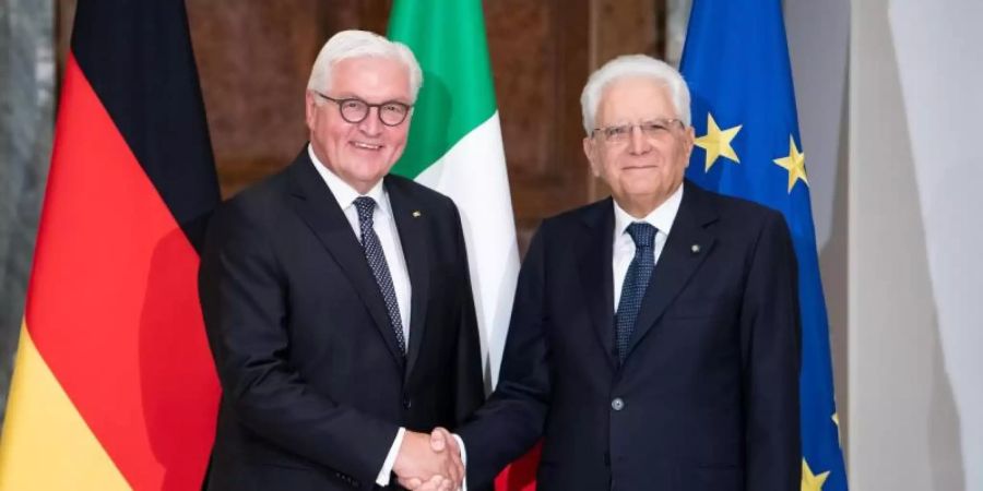 Bundespräsident Frank-Walter Steinmeier (l) und der italienische Präsident Sergio Mattarella treffen sich im Quirinalspalast in Rom zu einem Gespräch. Foto: Bernd von Jutrczenka