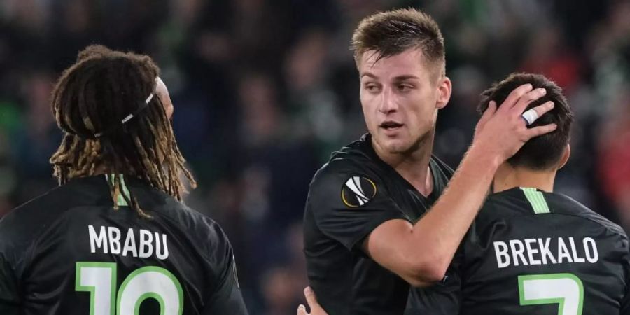 Die Wolfsburger um Kevin Mbabu, Robin Knoche und Josip Brekalo (l-r) feierten einen Pflichtsieg. Foto: Peter Steffen