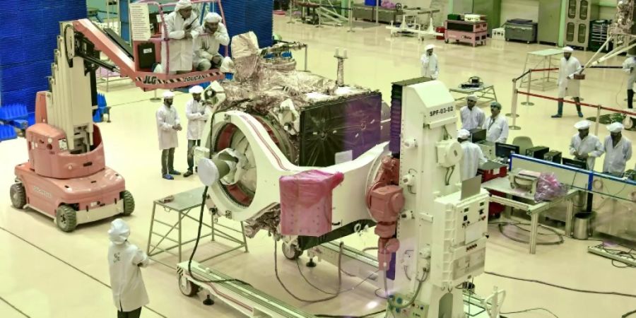 Arbeiten an dem Orbiter Chandrayaan-2