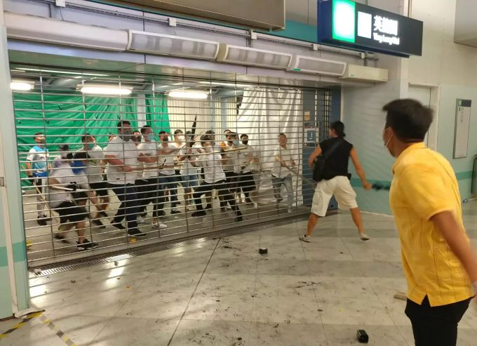 Am 24. Juli griffen die «White Shirts» Demonstranten und Reporter in der U-Bahn an. Hinter den blutigen Attacken sollen China und die Triaden stehen. Proteste in Hongkong