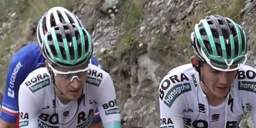Ist von der starken Entwicklung Emanuel Buchmanns (l) angetan: Gregor Mühlberger (r) vom Team Bora-hansgrohe. Foto: Thibault Camus/AP