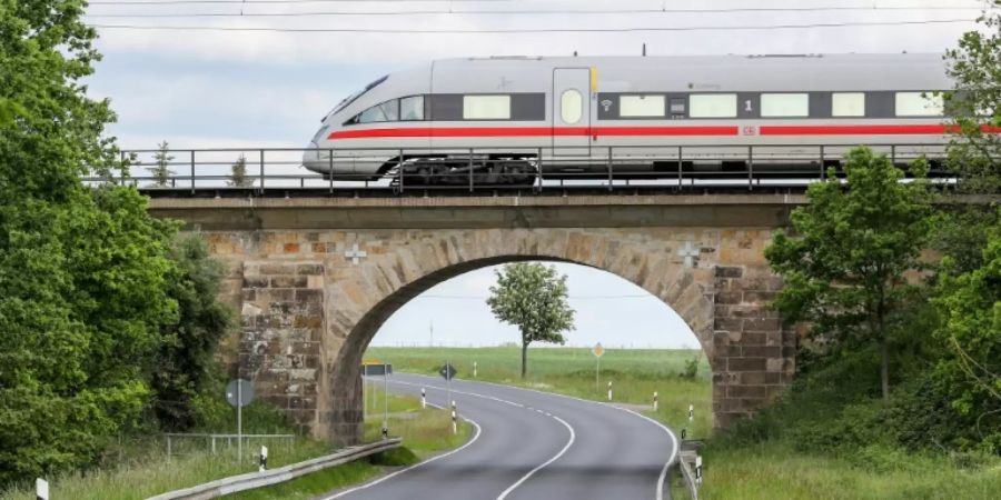 ICE fährt über Brücke