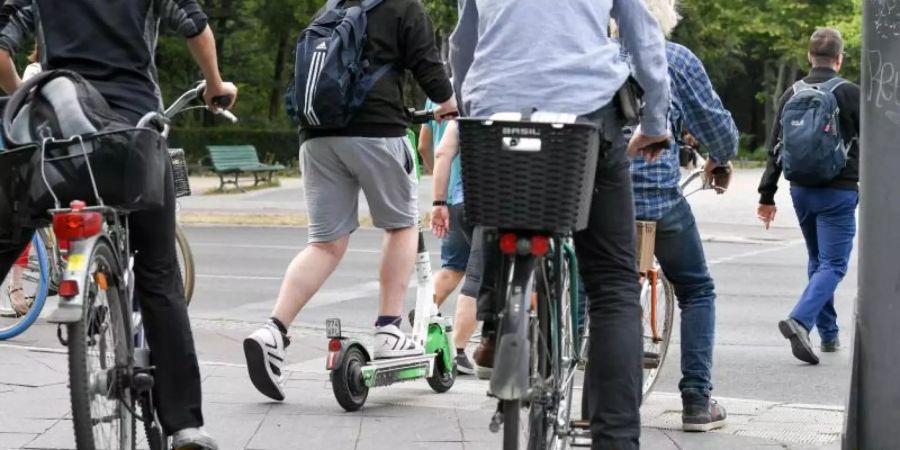 E-Tretroller dürfen auf Radwegen, Radfahrstreifen und in Fahrradstrassen gefahren werden - nicht aber auf dem Gehweg. Foto: Jens Kalaene/dpa-Zentralbild