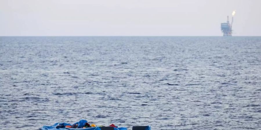 Verlassenes Schlauchboot im Mittelmeer. Foto: Fabian Heinz/Sea-Eye/Symbol