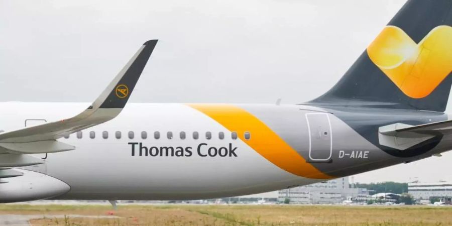 Das Heck eines Airbus A321 der Fluggesellschaft Condor mit dem neuen Design des Tourismuskonzerns Thomas Cook. Frisches Geld soll Thomas Cook ausreichenden Spielraum für das Winterhalbjahr 2019/2020 liefern und Investitionen in das Geschäft ermöglichen. Foto: Christoph Schmidt