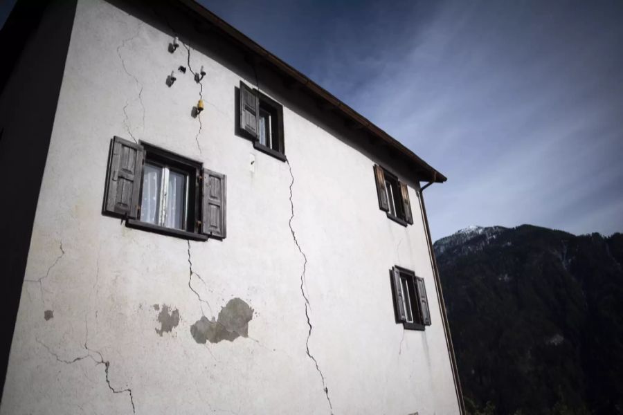 Risse an einem Haus in Brienz GR.