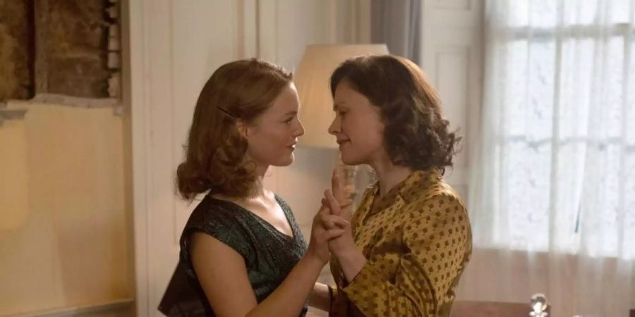 Lydia Weekes (Holliday Grainger, r) und Jean Markham (Anna Paquin) führen eine Liebesbeziehung inmitten eines strengen Sittengefüges. Foto: Neil Davidson/Capelight Pictures