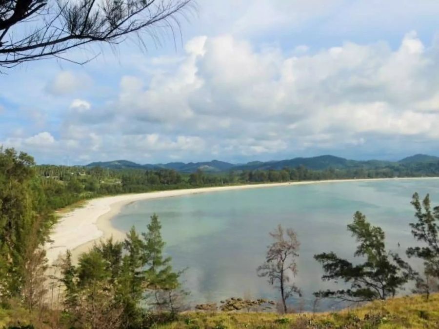 Blick über den Strand von Kudat und die dahinter liegenden Wälder.