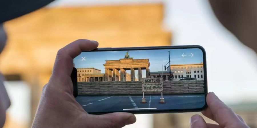 Zum 30. Jahrestag des Mauerfalls können Smartphone- oder Tabletbesitzer die Berliner Mauer virtuell an ihrem historisch korrekten Ort erkunden. Foto: Brooks Kraft/Apple/dpa