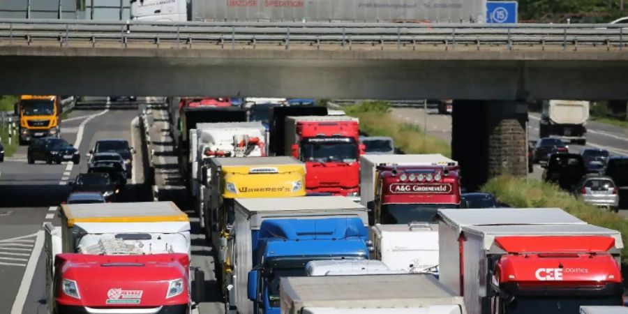 Lkw auf der A4 auf dem Kölner Ring