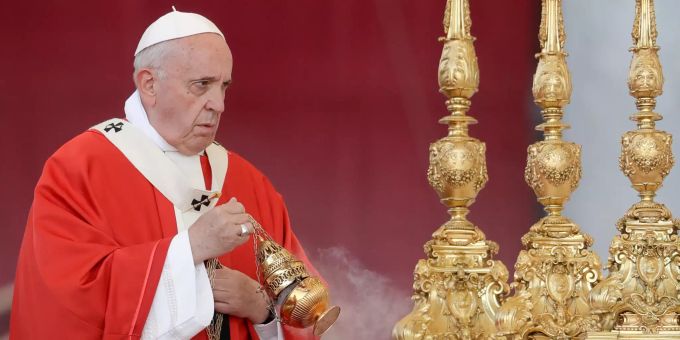 Papst Franziskus schwenkt in der Vatikanstadt Weihrauch. Papst Vatikanstadt