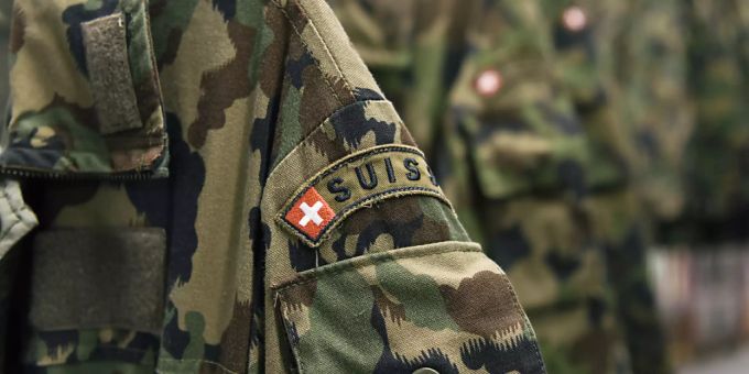 Eine Uniform der Schweizer Armee. armee kampfkleidung