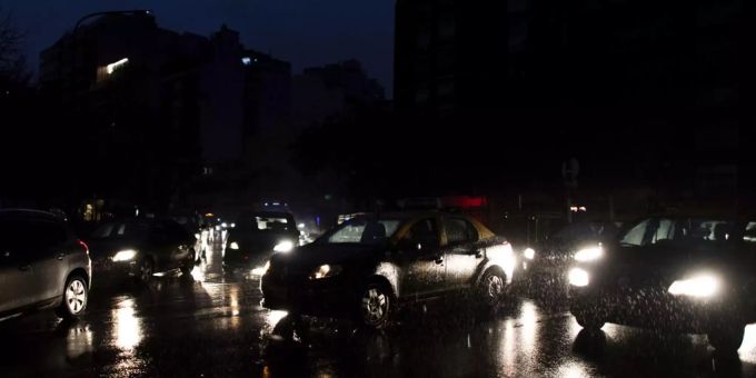 Autos in Buenos Aires während des Stromausfalls am Sonntag. Stromausfall