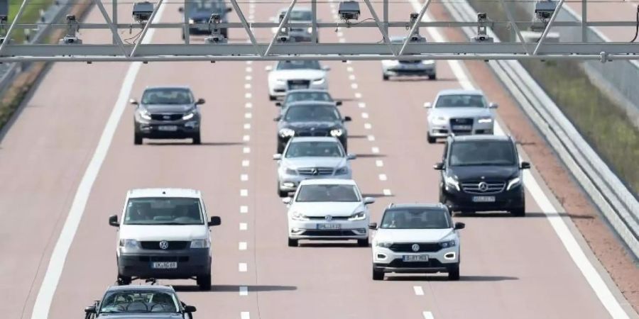 Autos fahren unter einer Mautbrücke auf der Autobahn A9 hindurch. Foto: Jan Woitas