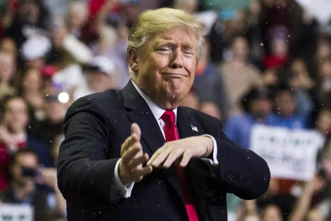 Donald Trump überreichte Verona Pooth höchstpersönlich das Krönchen. verona pooth