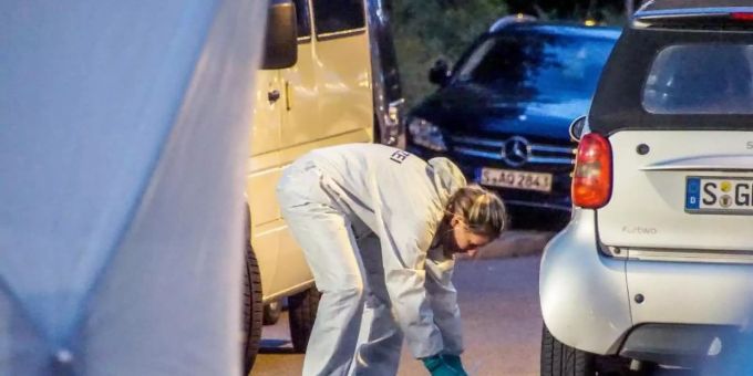 Ein Polizistin der Spurensicherung arbeitet in der Tatnacht am Tatort in Stuttgart-Fasanenhof. k