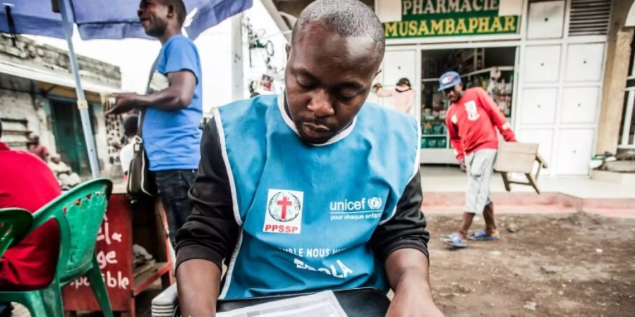 Medizinische Helfer nehmen in Goma Werte von Bewohnern auf