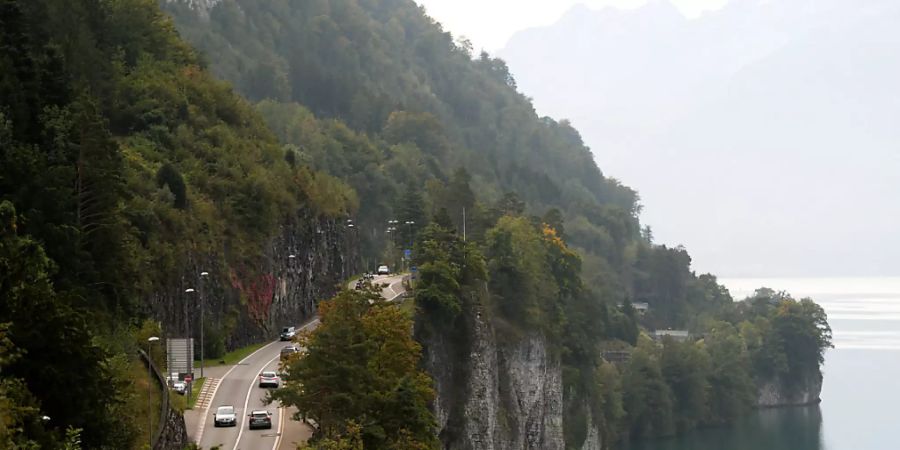 Die Axenstrasse bleibt wegen Felssturzgefahr rund acht Wochen gesperrt. (Archivaufnahme)