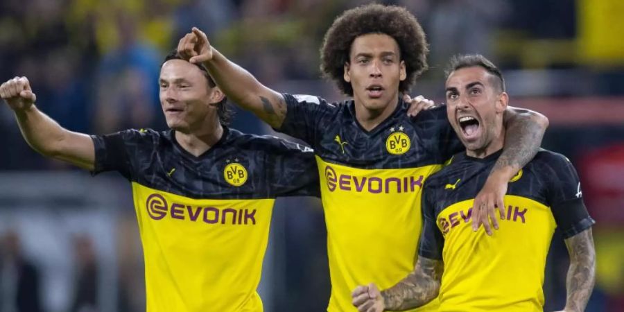 Dortmunds Paco Alcacer (r-l) bejubelt sein Tor zum 1:0 mit Axel Witsel und Nico Schulz. Foto: Guido Kirchner