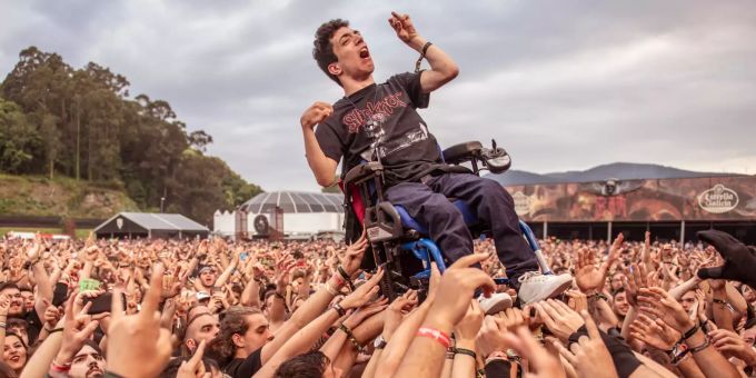Foto geht viral - Metal-Fans verhelfen Rollstuhlfahrer zu Bühnensicht