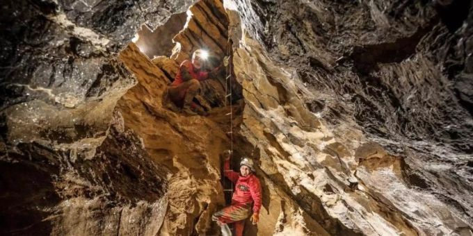 Im «Windloch» - Höhlenforscher stossen auf Riesenkristalle