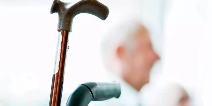 Ein Rollator und ein Gehstock stehen in einer Wohn-Pflege-Gemeinschaft. Foto: Uwe Anspach