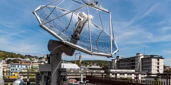 ETH-Weltneuheit: Treibstoffe aus Luft und Sonne werden von einer Mini-Raffinerie auf einem ETH-Dach in Zürich produziert. (ETH Luft) eth luft