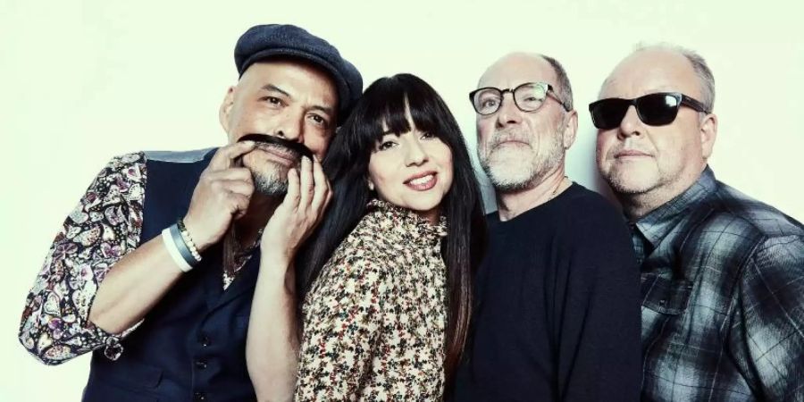 Joey Santiago (l-r), Paz Lenchantin, David Lovering und Black Francis melden sich zurück. Foto: Oktober Promotion