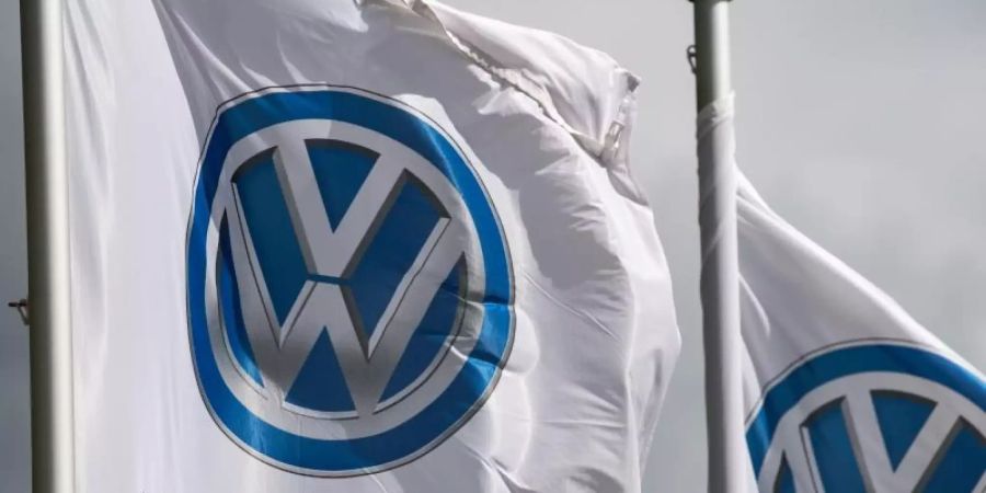 Flaggen mit dem VW-Logo. Foto: Hendrik Schmidt/Archiv