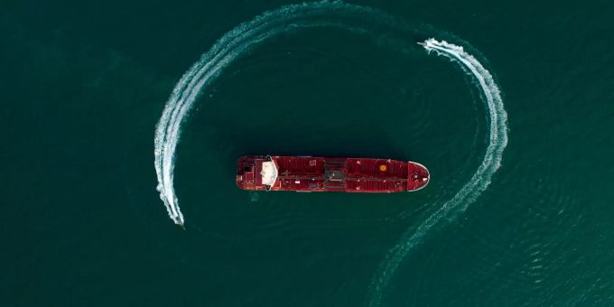 Der britische Öltanker «Stena Impero» in der Strasse von Hormus, der von Schnellbooten der iranischen Revolutionsgarden umkreist wird. Öltanker Stena Impero