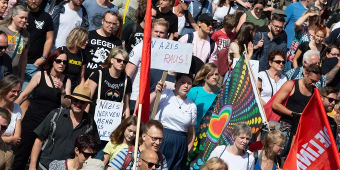 Teilnehmer einer Gegendemonstration gehen mit Plakaten und Flaggen durch die Stadt. Die rechtsextreme Kleinstpartei «Die Rechte» hat nach dem Mord an Regierungspräsident Walter Lübcke zu einer Demonstration in Kassel aufgerufen. Demonstration