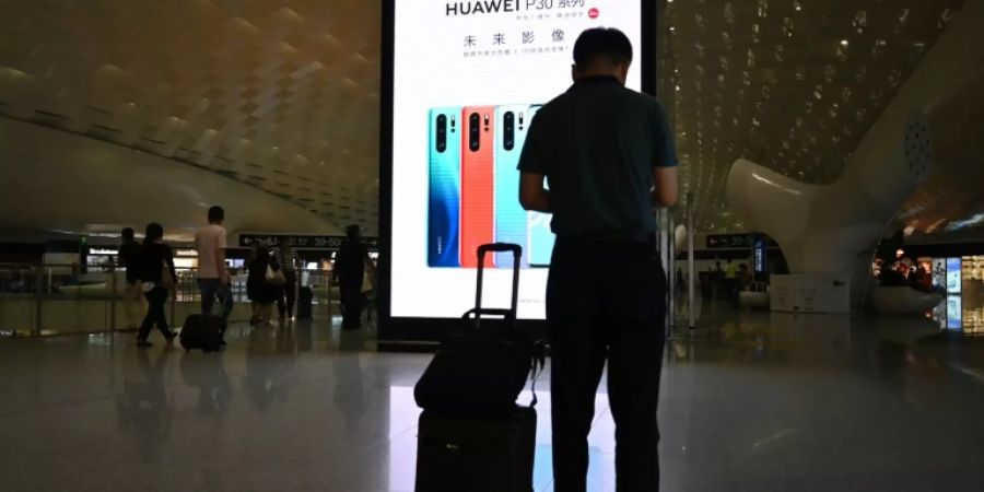 Huawei-Werbung an Flughafen in Shenzhen