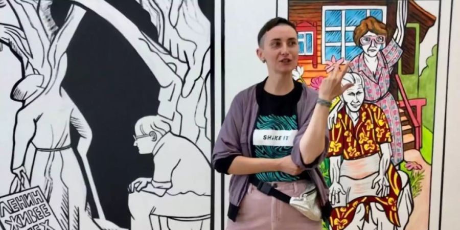 Victoria Lomasko vor ihrem Wandgemälde, das sie als Artist in Residence im Cartoonmuseum Basel geschaffen hat.