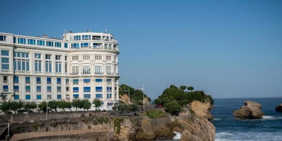 Der diesjährige G7 Tagungsort «Le Bellevue» oberhalb vom leeren Strand in Biarritz. Foto: Michael Kappeler