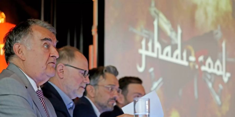 Innenminister Herbert Reul (links) stellt den neuen Youtube-Kanal vor