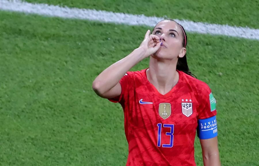 Alex Morgan aus den USA gestikuliert nach ihrem Tor in der 31. Minute. England - USA trennen sich 1:2.
