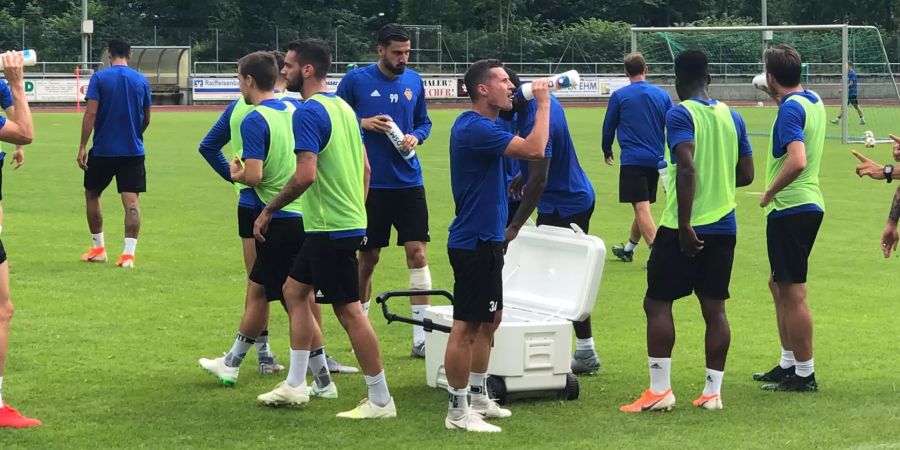 Taulant Xhaka nimmt einen grossen Schluck aus der Flasche.