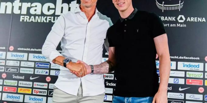 Eintracht-Coach Adi Hütter (l) begrüsst Neuzugang Erik Durm. Foto: Uwe Anspach Eintracht-Coach Adi Hütter (l) begrüsst Neuzugang Erik Durm. Foto: Uwe Anspach