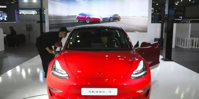 Das Tesla Model 3 hat weniger Kobalt in der Batterie als frühere Fahrzeuge des Autobauers. Tesla Model 3 Kobalt