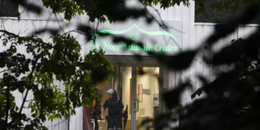 Ein Polizist verlässt das Al-Noor Islamic Centre bei Oslo. Foto: Terje Pedersen/NTB Scanpix/AP