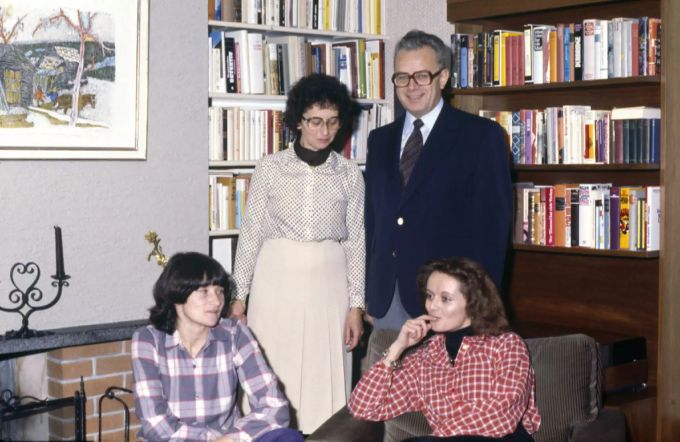 Bundesrat Leon Schlumpf zusammen mit seiner Frau Trudy und den Töchtern Margot und rechts Eveline Schlumpf, aufgenommen in ihrem Zuhause in Felsberg im Jahr 1980. Eveline Widmer-Schlumpf Felsberg