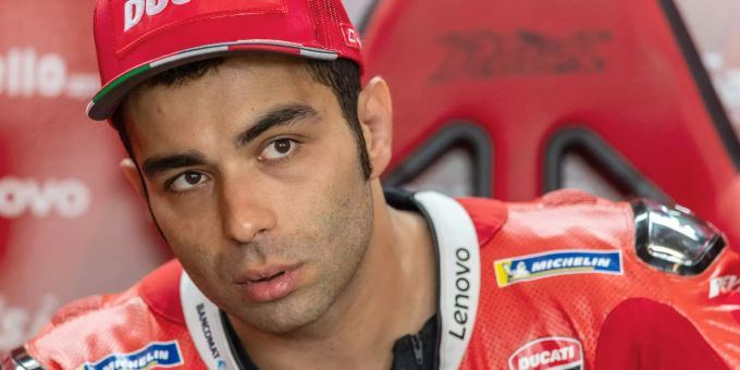 Der Fahrer Danilo Petrucci (Italien, Ducati Team) sitzt in seiner Box. Danilo Petrucci