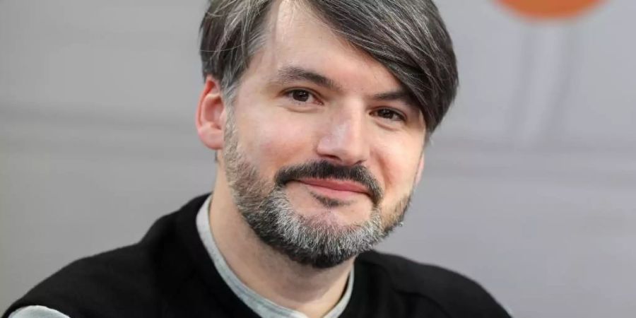 Saša Stanišić hat sich im Stil der «Feuerzangenbowle» in eine Abi-Prüfung geschmuggelt. Foto: Jan Woitas