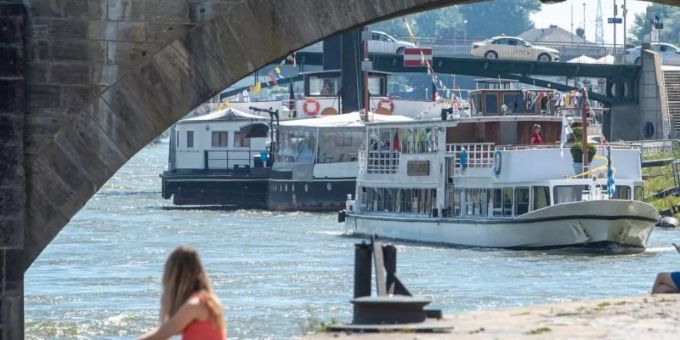 Ein Ausflugsschiff fährt auf der Donau. Dass die UV-Strahlung so stark ist, liegt an den wenigen Wolken. Foto: Armin Weigel Ein Ausflugsschiff fährt auf der Donau. Dass die UV-Strahlung so stark ist, liegt an den wenigen Wolken. Foto: Armin Weigel