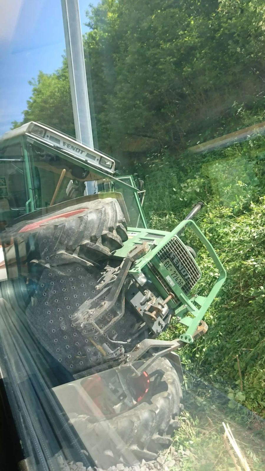 Am Traktor entstand Sachschaden. Der Traktor musste mit einem Bauzug der BLS geborgen werden.