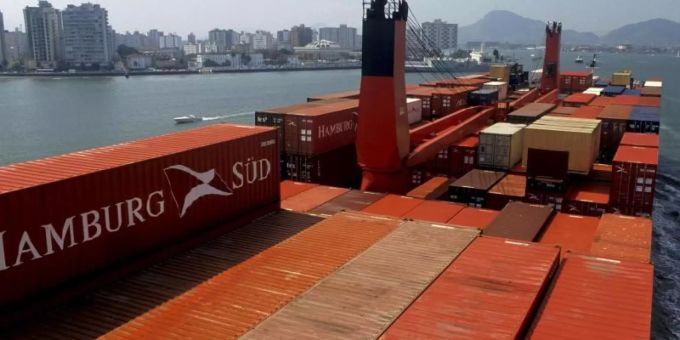 Ein Containerschiff der Hamburg Süd vor der Küste von Santos in Brasilien. Brasilien