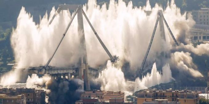Die verbliebenen Pfeiler der Morandi-Brücke wurden gesprengt. Foto: Antonio Calanni/AP genua festnahmen