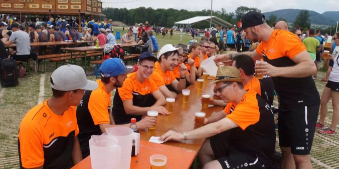 Am Mittag war der Wettkampf vorbeit, das erste Bier wurde serviert.
