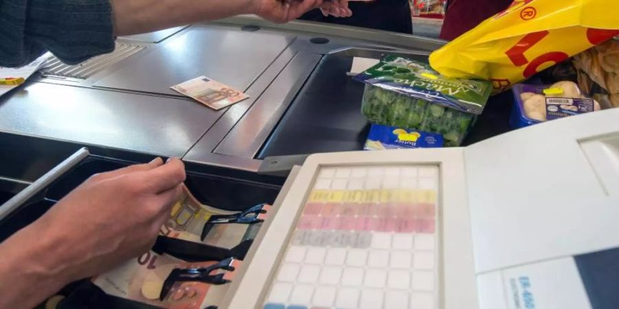 Viele Supermärkte bieten einen Cashback-Service an. Doch laut einer Umfrage nutzen nur wenige Verbraucher die Gelegenheit, an der Kasse Geld abzuheben. Foto: Armin Weigel